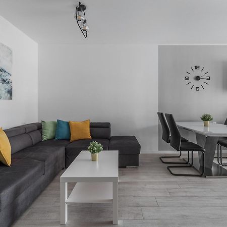 Ceyrat Flat Apartment Oradea Exterior photo